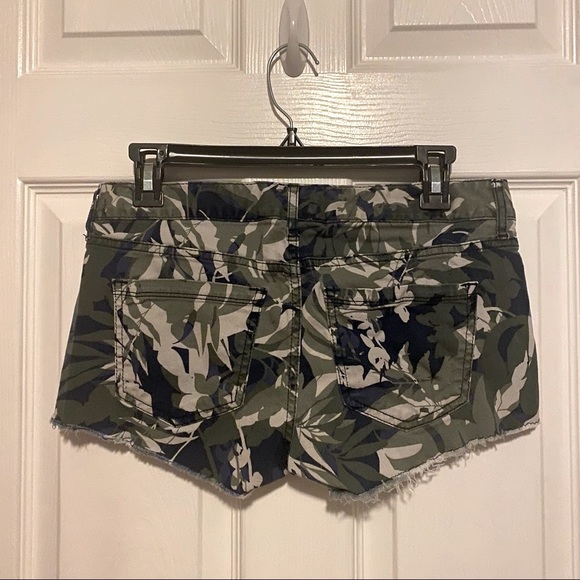 EXPRESS floral camo shorts size 6 - Picture 2 of 3